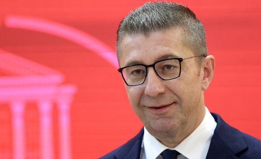 Мицкоски нямало да отстъпва с милиметър, търси как да заобиколи България