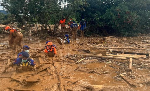 248 са жертвите на наводнения и свлачища на индонезийския остров Суматра