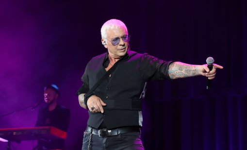 Певецът Стенли е приет в болница