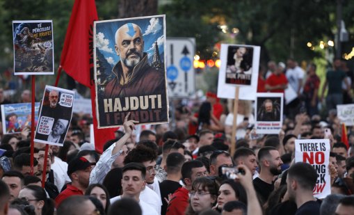 Хиляди отново на протест в Тирана срещу проекта на семейство Тръмп СНИМКИ