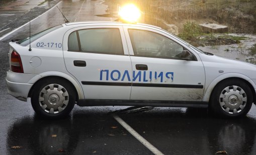 Заради наводнение: Затворен е участък от пътя между разклона за Бродилово и Варвара