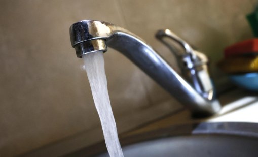 Почти месец без топла вода в "Младост 1", а зад блоковете извира... топла вода