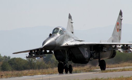 Изтребител ескортира пътнически самолет, прелетял над България