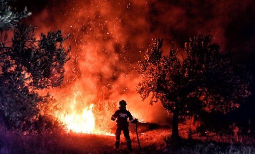 Разрастват се пожарите в Гърция, активни огнища има във Франция и Испания