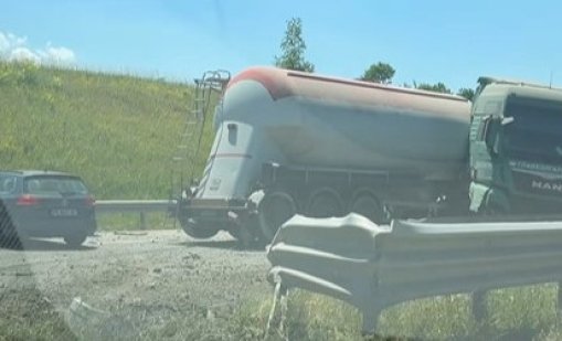 Отново: Камион цистерна скъса мантинелата на "Струма" и удари автомобил ВИДЕО