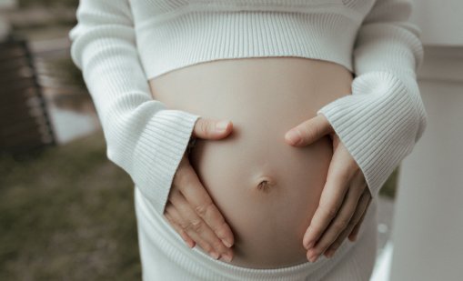 Невиждано: Жена роди по естествен път еднояйчни четиризначки 