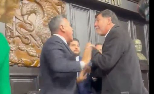 В Сената на Мексико си спретнаха хубав бой по време на химна ВИДЕО