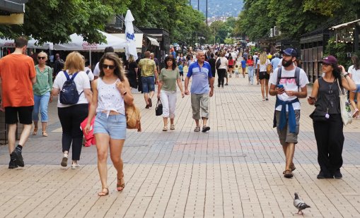 Топим ли се? Населението на България е било 6 437 360 души в края на 2024 г.