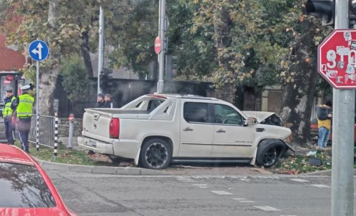 Шофьор удари друга кола в Пловдив, избяга и се натресе в дърво