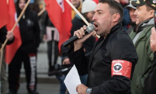 Неонацист, мразещ ЛГБТ хората, вече е в женски затвор, след като си смени пола