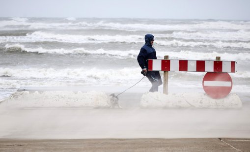 Кораб и 6 души в неизвестност след преминаването на тайфуна "Синлаку"