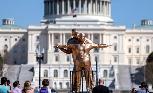 Статуята "Титаник&ldquo; на Тръмп и Епстийн прикова погледите във Вашингтон СНИМКИ