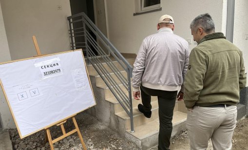 Президентският вот събра българи пред секциите в РСМ