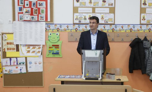 Крум Зарков гласува с машина, уверен е в добрия резултат