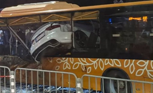 Шофьорът на автобуса, в който се вряза кола, е на командно дишане