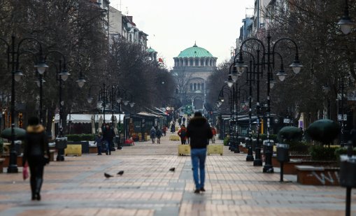 Днес ясно, по-топло, но вятърът се усилва