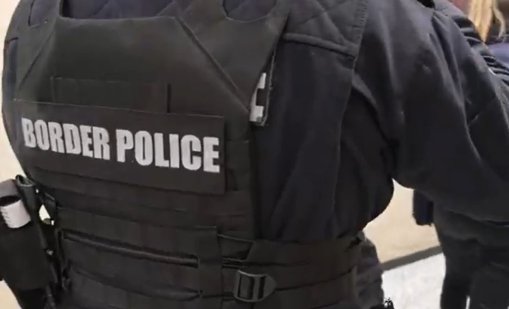 Разбиха престъпна група за трафик на мигранти, ползвали тениски с надпис "полиция" 