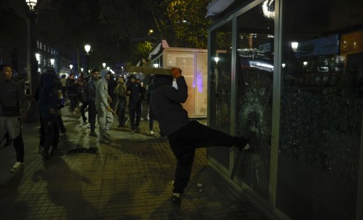 Пожари и разграбени магазини на протест срещу системата в Барселона