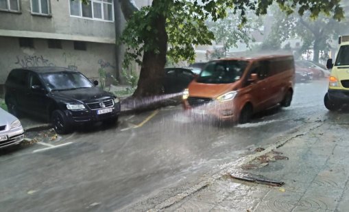 В кадър: Порой превърна улиците на Варна в реки