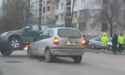 Каскада или катастрофа: Кола се завря под джип, повдигна го ВИДЕО