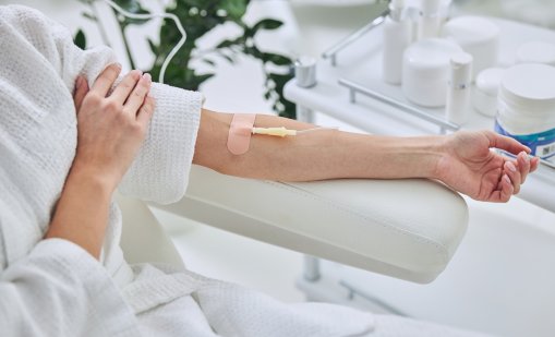 Нов опасен тренд: Жена на косъм от смъртта след венозни вливки