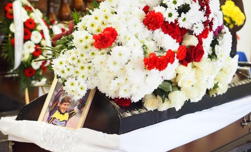 В кадър: Последно сбогом с легендата Джони Велинов