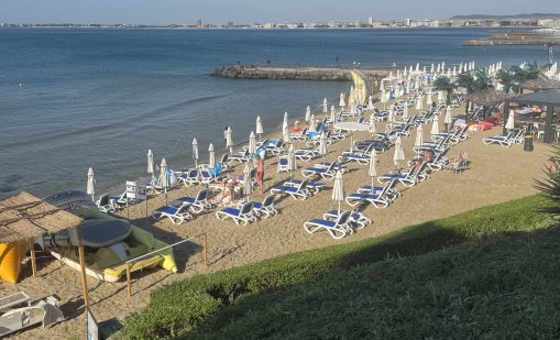 Свободната зона на плажа трябва да е минимум 50%, но я има само на хартия