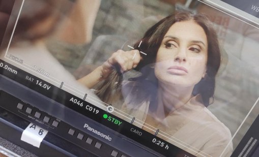 Илияна Лазарова снима компромати в ролята на журналистка в абсурдна комедия