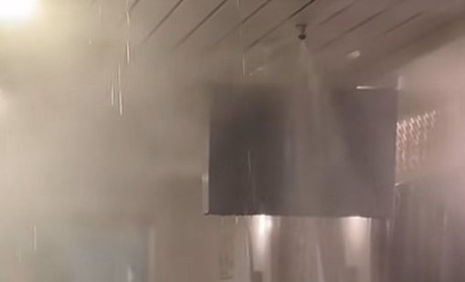 Заради запалена цигара: Хаос и мокри пътници на ферибот в Гърция ВИДЕО