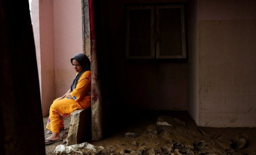 Над 900 са жертвите след наводненията в Индонезия