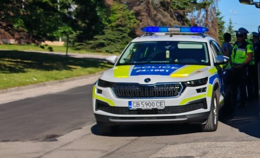 15-годишен зад волана се удари в стълб, пострадаха две 14-годишни и две 12-годишни 