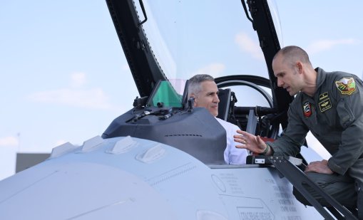 Гюров стана и пилот, разгледа F-16 отблизо