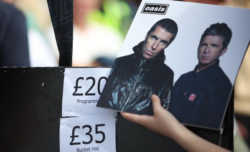 След завръщането си Oasis отново са на първо място в класациите за албуми на Острова