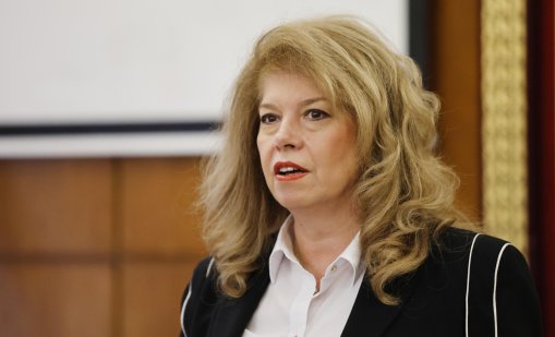 Йотова за еврото: Политическата престрелка, отколкото разговор