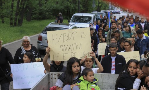Жителите на "Захарна фабрика" продължават да протестират