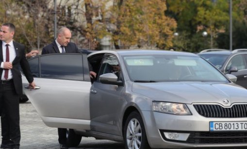 Взеха му и "Шкода"-та: Депутатите забраниха на Радев да се вози в личен автомобил 
