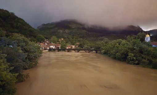 Бедствено положение в Габрово, във Велико Търново евакуираха възрастна жена