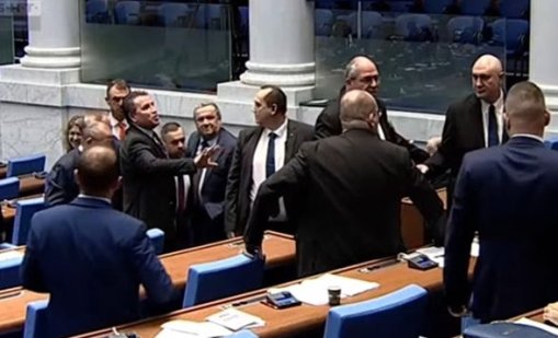 Квестори попречиха на депутати от АПС и "Възраждане" да стигнат до бой