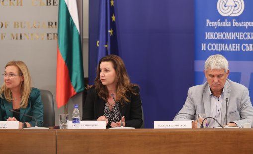 Русинова: Ниската финансова грамотност е в основа на страховете за еврото