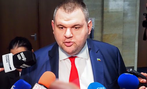 Пеевски подкрепя Митов: Няма основания за оставка
