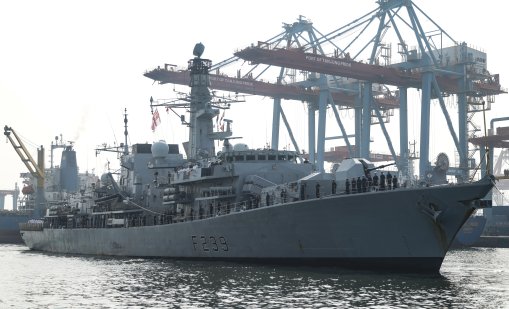 Москва показа сила край НАТО: Какво стои зад полета на Ту-142 до британски самолетоносач