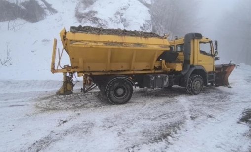 Сняг и ураганен вятър на Балканите затвори пътища и училища