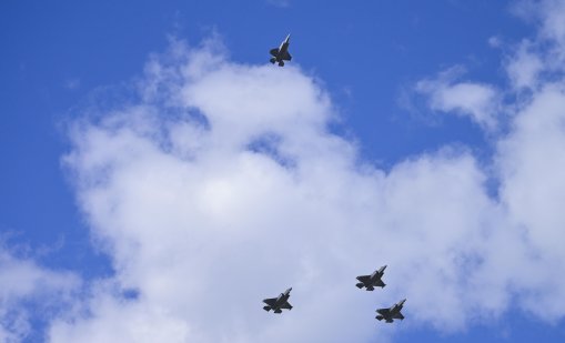 Ферари срещу F-35: Италия подготвя необичайно състезание между суперкола и изтребител
