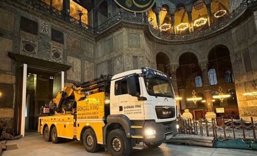 Камиони влязоха вътре в "Света София" в Истанбул, духовниците се притесниха 