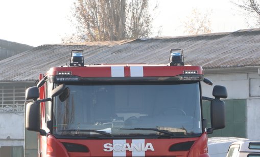 Товарен автомобил горя в логистична база край Стара Загора