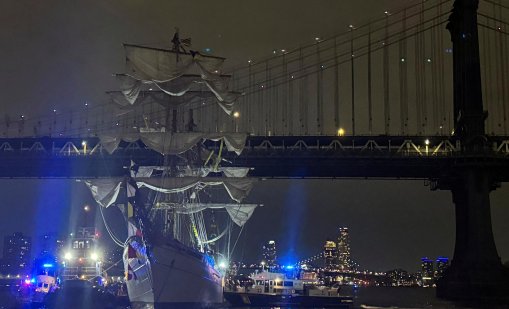 Висок мексикански кораб се удари в Бруклинския мост, има ранени ВИДЕО