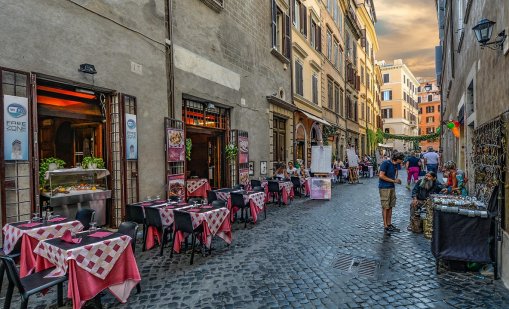 Мъж съди ресторант в Катания, качили го в TikTok докато вечеря с любовница