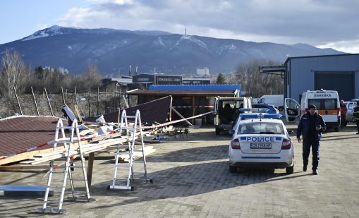 Навес падна върху хора в София, един е загинал ВИДЕО/СНИМКИ