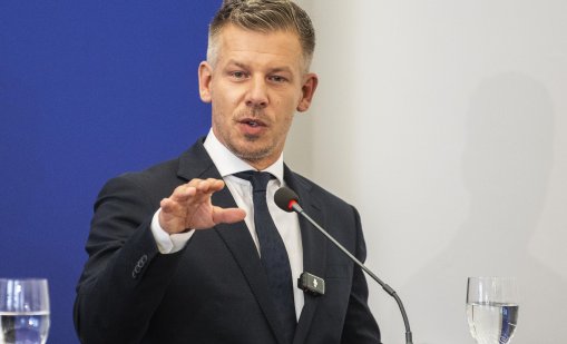 "Провален орбанов боец" заля унгарският премиер Мадяр с вино ВИДЕО