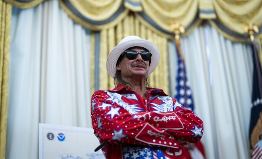 Защо Кид Рок се е возил в хеликоптер на американската армия?